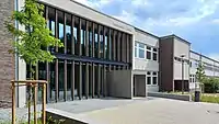 Alter Westflügel (rechts) und neuer Oberstufenstrakt (links) des Gymnasiums Lohne