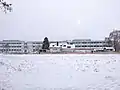 Blick von der Lerchenauerstraße auf die Schule
