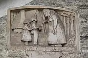 Relief Hänsel und Gretel an der Schulfassade