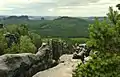 Ausstieg auf das Lange Horn mit den Schrammsteinen und dem Falkenstein im Hintergrund