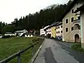 Häuserzeile in Martina GR Richtung Strada