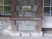 Das rote Gestein ist auch am Aufnahmsgebäude in Langen am Arlberg verwendet worden.