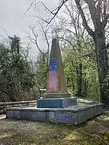 Hülftendenkmal Inschrift: Auf diesem Platze fiel Dr. Heinrich Hug Obergerichtsschreiber. Im Tode Ehrenbürger des Kantons Basellandschaft. Die Freiheit war seine Braut für sie ging er gerne in den Tod. Weiter viel hier. Am Hülftendenkmal Denkmal Sockel ist folgende Inschrift zu sehen. An dieser Stelle brach Samstag, den 3. August 1833 um die Mittagszeit der Ansturm der Basler Standestruppe unter blutigen Verlusten zusammen. Jhren Sieg nützen die Landschäftler Schützen durch rücksichtsloses Verfolgen des geschlagenen Gegners bis an die Birs aus.