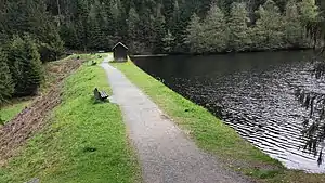 Blick vom westlichen Dammende über den Staudamm