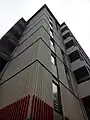 Holzhaus H8 (Metallwinkel, die eine Ausbreitung von Bränden verhindern sollen)