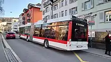 Die Stangen stehen über das Heck hinaus und weisen deshalb mitunter eine Warn­markierung auf, in diesem Fall eine weiß-rot schraffierte