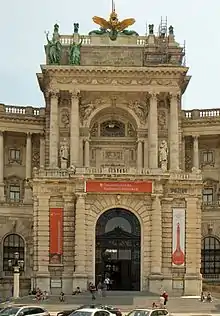 Entrée in das HdGÖ, derzeitiger Zustand. Über dem Eingang befindet sich eine ca. 250 m² große Terrasse (Altane). Die Verwendung dieser Terrasse wird intensiv diskutiert, da an diesem Ort – filmisch von der NS-Propaganda inszeniert und dokumentiert – Adolf Hitler den „Anschluss Österreichs“ an das Deutsche Reich verkündete.