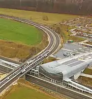 Bahnhöfe Belfort-Montbéliard TGV (unten) und Meroux (oben) für die Regionalzüge