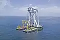 Der Schwimmkran Svanen 2006 im Offshore-Windpark Egmond aan Zee
