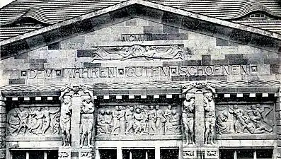 Die Reliefs an der Fassade des Lübecker Theaters