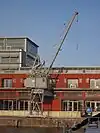 Historischer Halbportalkran an einem alten Hafenspeicher in Lübeck