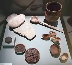 Jungsteinzeitlicher Mahlstein, Geschirr und Essensreste Historisches Museum Bern, Foto (2009)