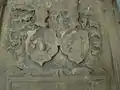 Detail des Weinmann-Grabmals mit stark verwitterten Wappen