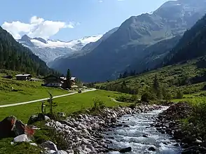 Habach mit Enzian-Hütte taleinwärts.