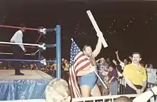 Als Amerikanischer Patriot mit Flagge und Kantenholz