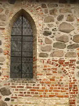 Südfenster und vermauertes ehemaliges Portal