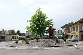 Verkehrskreisel mit dem Teufel, der den Weg zur Teufelsschlucht weist