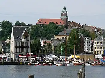 Das Gebäude des Alten Gymnasiums dominiert seit 1912/1914 die Skyline am Westufer (2007)