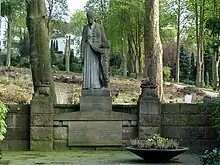 Ehrengrab mit Statue auf dem Hagener Remberg-Friedhof