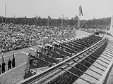 Parteifahnen an der Plattform der Mauer