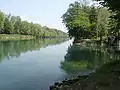 Kanal bei der Einmündung (rechts) des Unterwassers aus dem Kraftwerk Kallnach