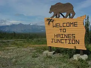 mit Hinweisschild für Haines Junction