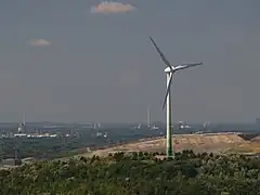 Halde Hoppenbruch, dahinter die Zentraldeponie Emscherbruch (120&nbsp;m) in der Resser Mark
