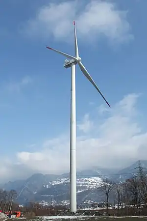 Turbine mit Lastwagenkabine unten links (2013)