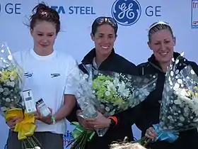 Lucy Hall (links) neben Helen Jenkins (Siegerin) und Jodie Stimpson nach dem Strathclyde Park Triathlon (2011)
