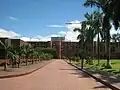 Vorderansicht der IUT-Gebäude und des Studentencenters