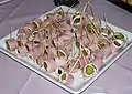 Schinkenröllchen-Abschnitte als Fingerfood (aus Kochschinken, gefüllt mit Gewürzgürkchen und Remoulade)