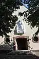 Schutzmantelmadonna von Gisela Bär über dem Portal der Kirche