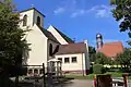 Die St.-Wolfgang-Kirche aus dem Jahr 1941, dahinter die alte Kapelle
