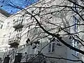 Schuh-Werk im Baum
