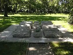 Denkmal In Erinnerung an die Deportierten des Warschauer Aufstandes 1944 in Hamburg-Neuengamme, 1999
