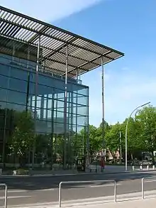 Multimediazentrum gegenüber den Tennisanlagen