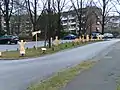 Krippenfiguren zur Weihnachtszeit 2021 an der westlichen Seite der Kirche. Botschaft der Kirche an alle während der Pandemie 2021.