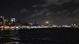 Blick von der Norderelbe aus bei Nacht