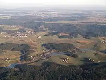 Gesamtansicht der Seen (Luftbild) von Südwesten, im Hintergrund liegt Ellwangen