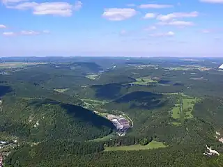 Luftaufnahme des Bäratals (Bildmitte) Richtung Albtrauf im Nordwesten. Das Tal teilt den Großen Heuberg in eine höhere westliche (links) und eine niedrigere östliche Hochfläche (rechts). Letztere ist auch als „Hardt“ bekannt. Am Horizont erkennt man die durch unruhiges Relief geprägten Balinger Berge mit den höchsten Gipfeln der Schwäbischen Alb.