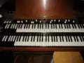 Hammond-Orgel mit invertierter Farbgebung in verschiedenen Tastaturbereichen