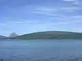 Blick von Nesna auf den Südwesten. Im Hintergrund der Berg Tomskjeveln auf Tomma