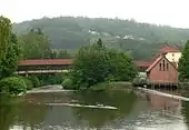 Südspitze des Eselwerder, rechts das Laufwasserkraftwerk an der Stelle der früheren Graumühle