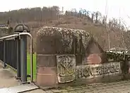 Inschrift an der Brücke, im Hintergrund die Tillyschanze