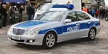 Niedersächsischer Streifenwagen in blau-silberner Farbgebung