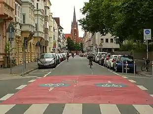 Hannover: Fahrradstraße mit roter Einfärbung in Kreuzungsbereichen