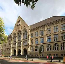Die Schule, in der die Serie spielt – das Hansagymnasium Köln von außen.