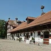 Stallungen mit Storchennestern