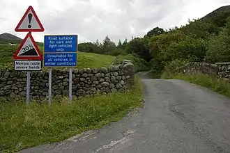 Verkehrszeichen am Fuß des Hardknott-Passes