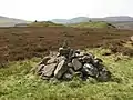 Moderner Cairn am höchsten Punkt von Cairn Hill